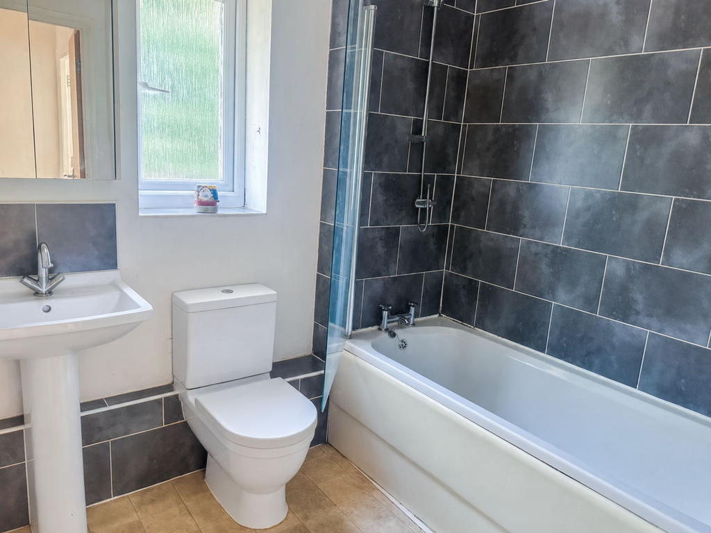 Apartment in Bolton, Doffcocker - View 4