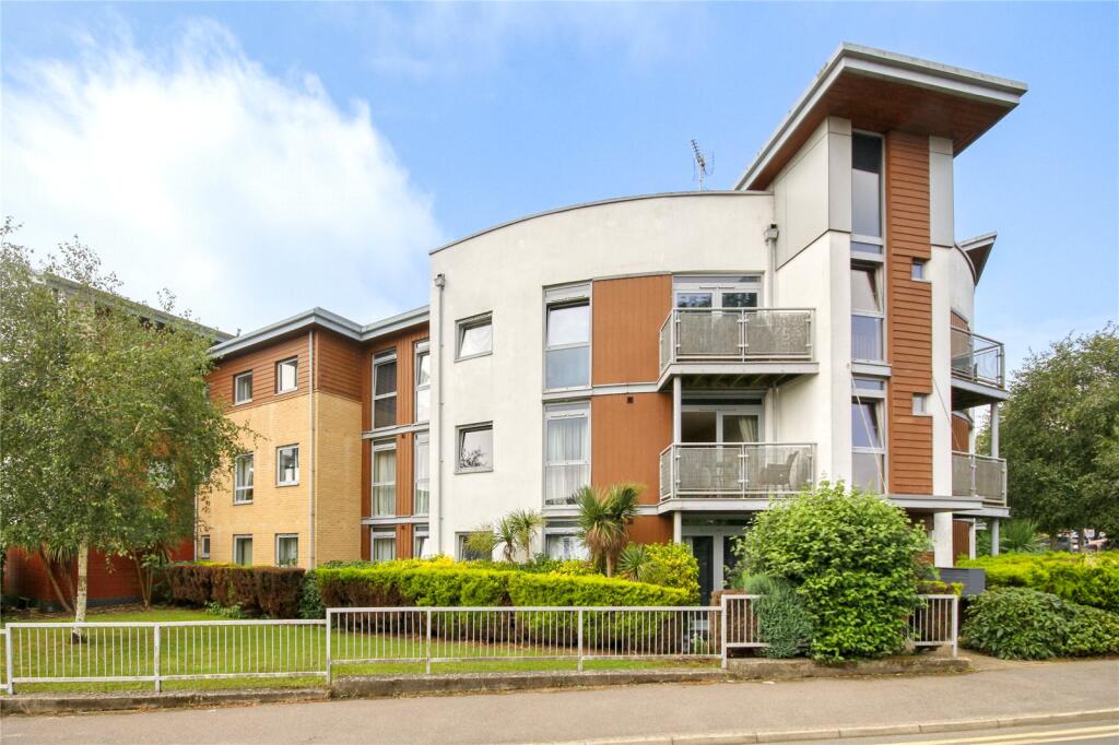 2-bed apartment on Kelvin Gate, Bracknell, Berkshire, RG12, £190,000