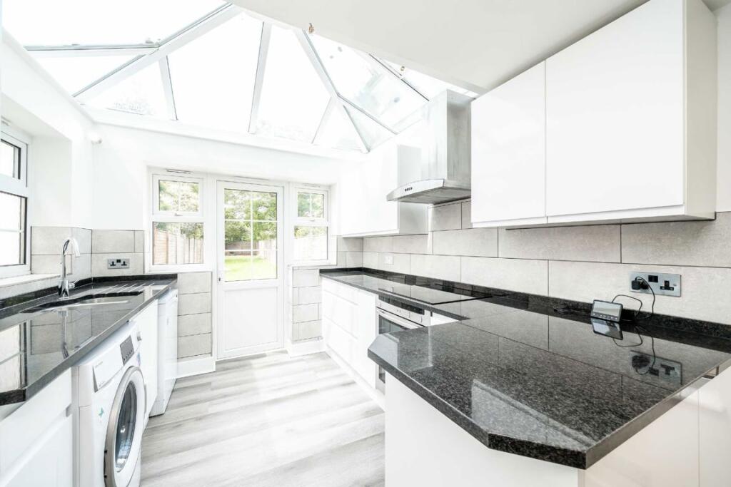 House in London, Hampton Hill - View 4