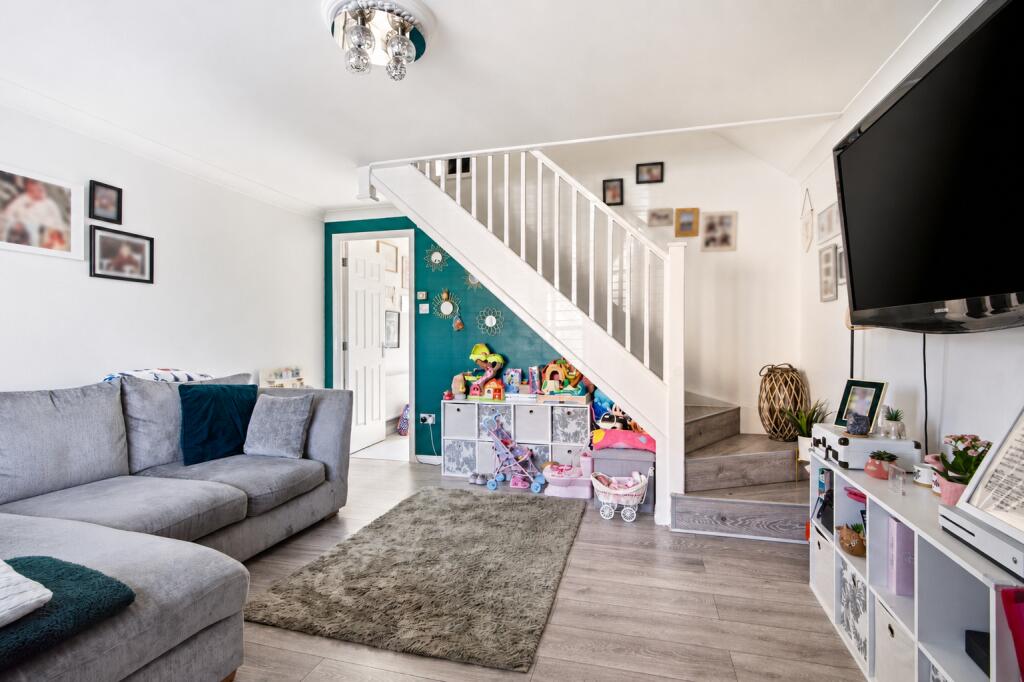 House in Houghton Regis, Woodside Estate - View 3