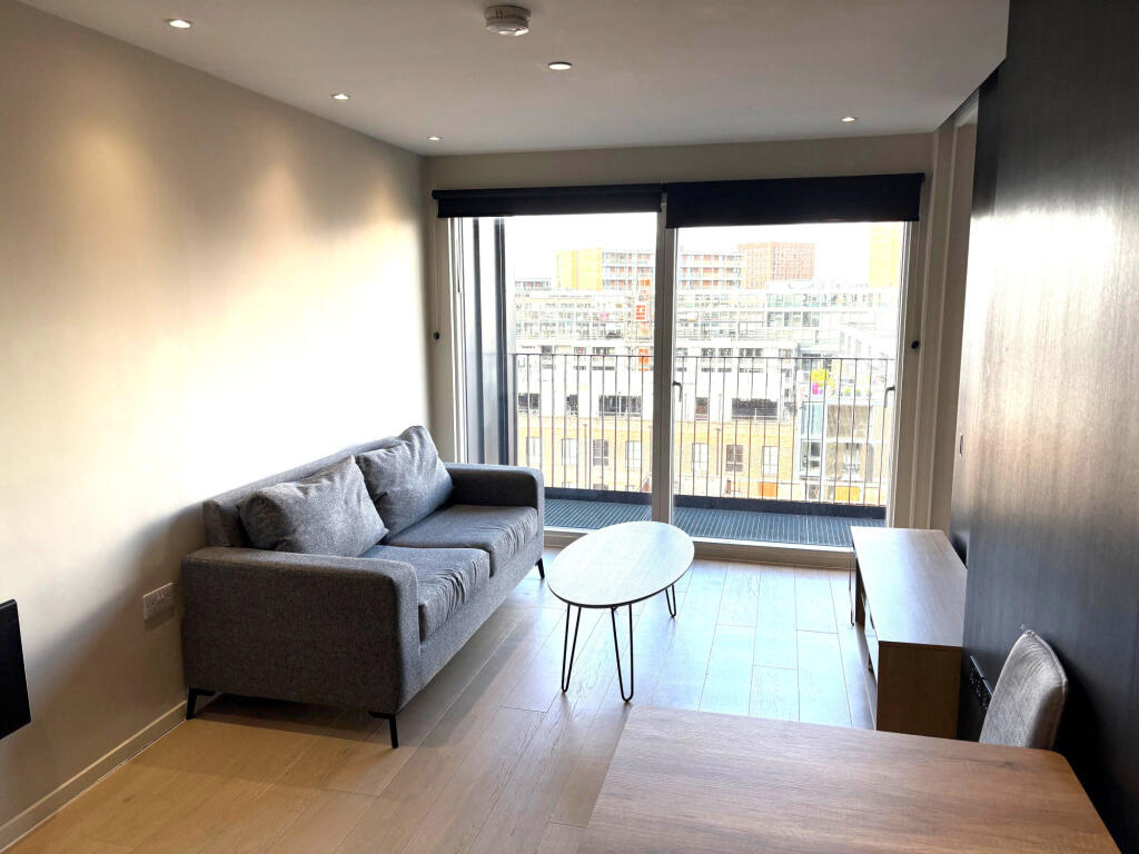 Main image of property: City Gardens, 3b Spinners Way, Manchester, Lancashire, M15