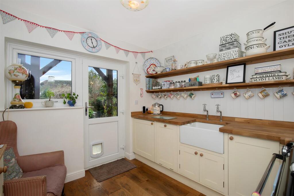 Beacon Lane, Winterbourne photo 5