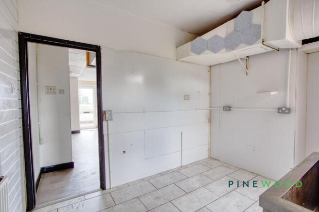 MIDDLE STORE / KITCHEN