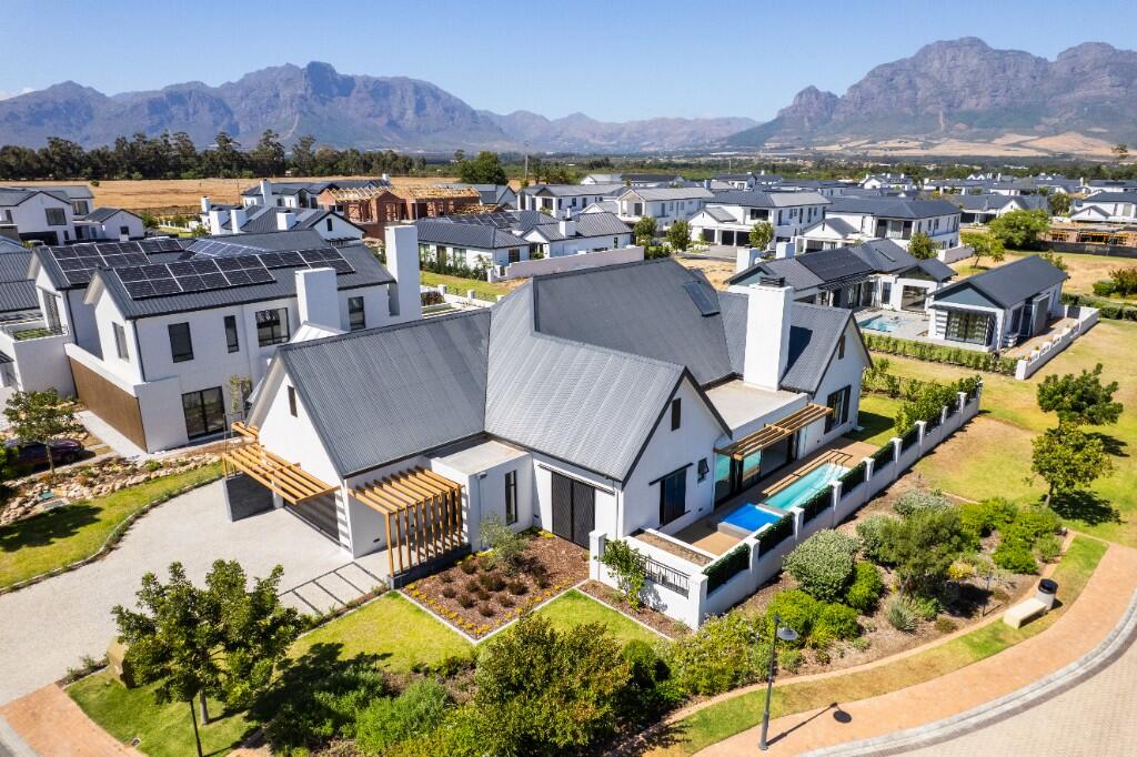 Main image of property: Paarl, Western Cape