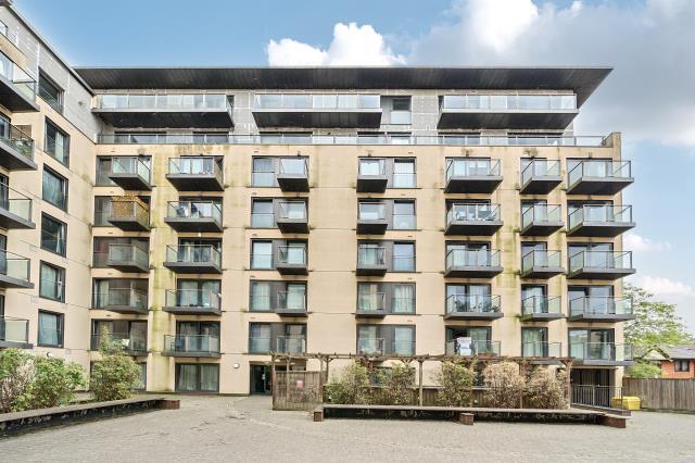 2-bed flat on High Street, Slough, £225,000