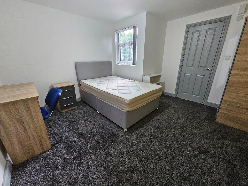 6 bedroom semi-detached house for rent