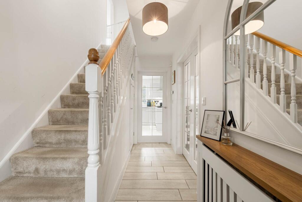 20 Forest Court, Huddersfield, HD2 2FY photo 4