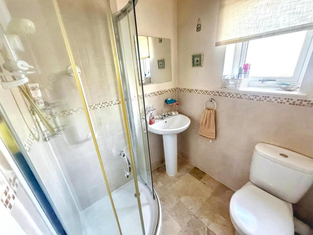 House in Bradford, Thwaites Brow, Keighley - More