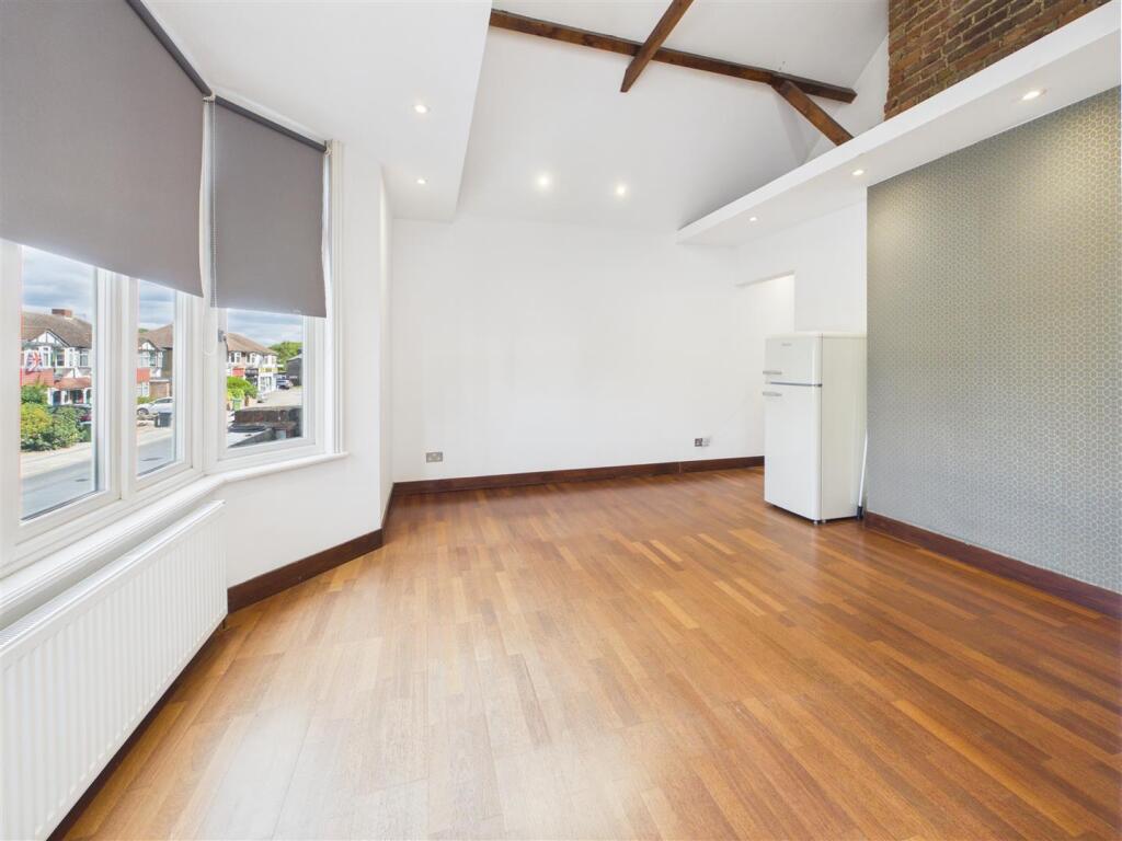 Apartment in Elmbridge, Surrey - More