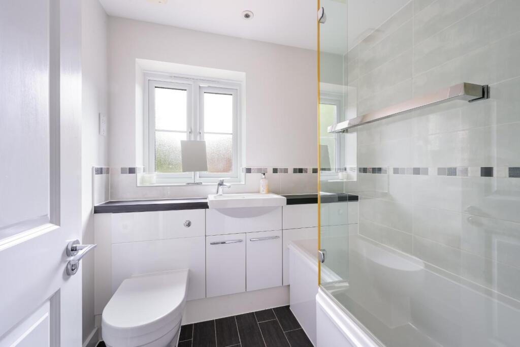House in Tadworth, Tattenham Corner - More