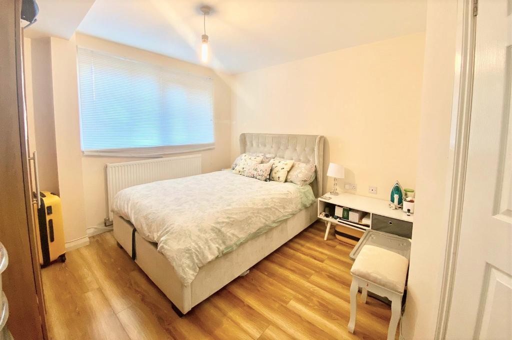 Apartment in Southall - View 5