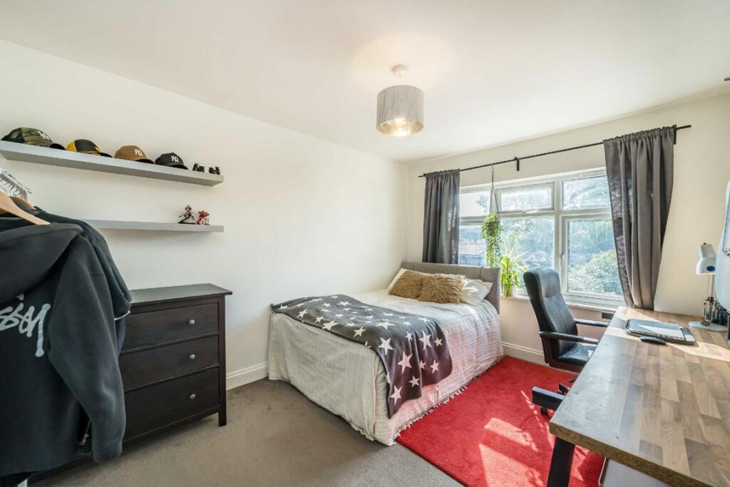 House in London, Thornton Heath - More