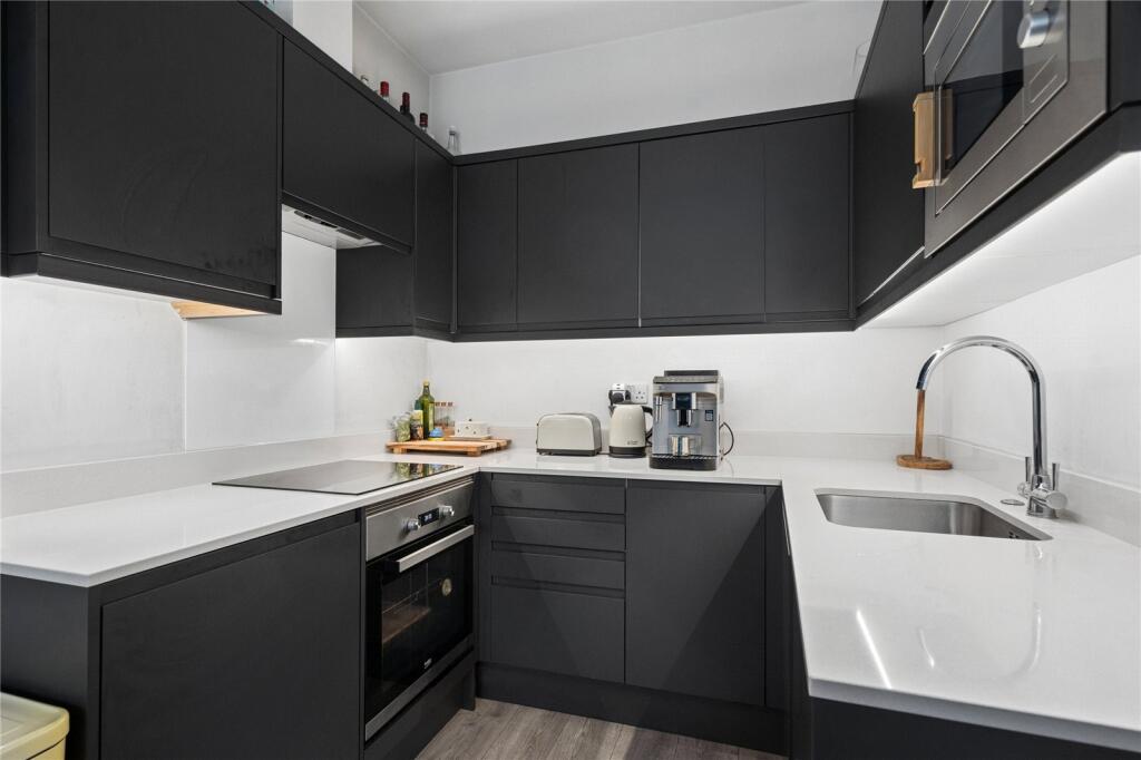 Apartment in Southall - View 3