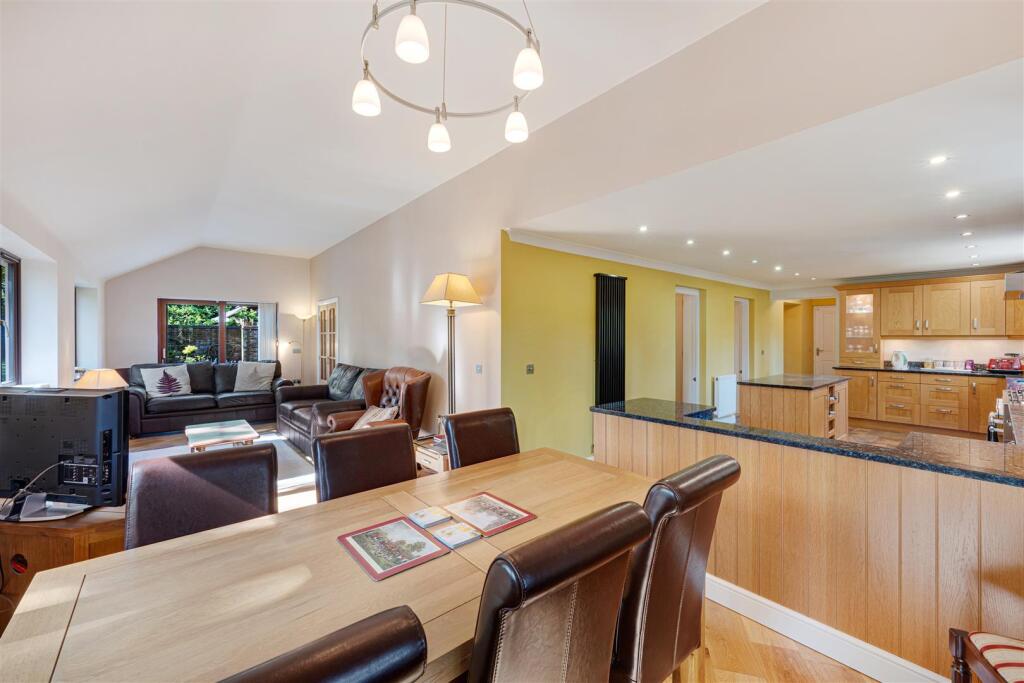 6 The Shires, Priorslee, Telford photo 4