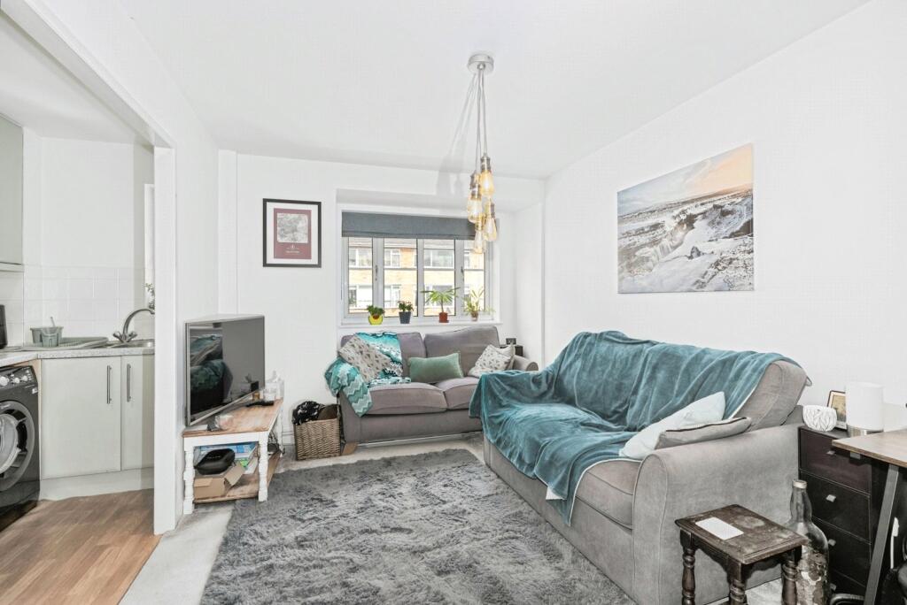 Apartment in Reigate and Banstead, Reffles Bridge, Earlswood - View 2