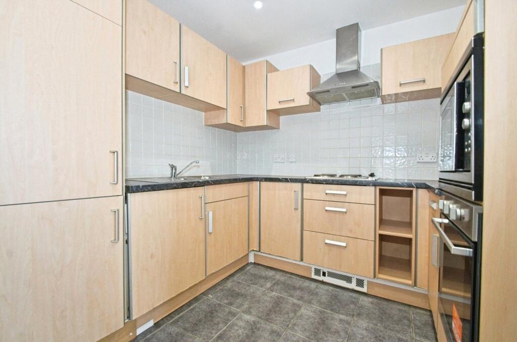 Apartment in Cardiff, Grangetown - View 4