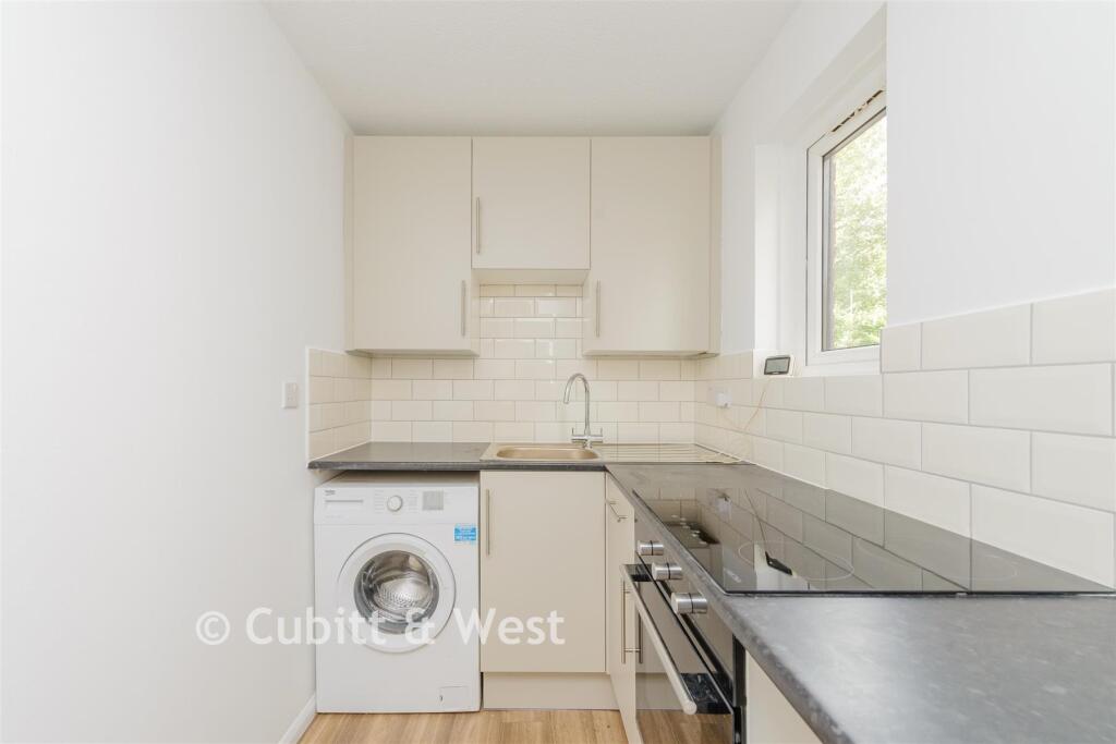 Apartment in London, Water Gardens, Benhilton - View 4