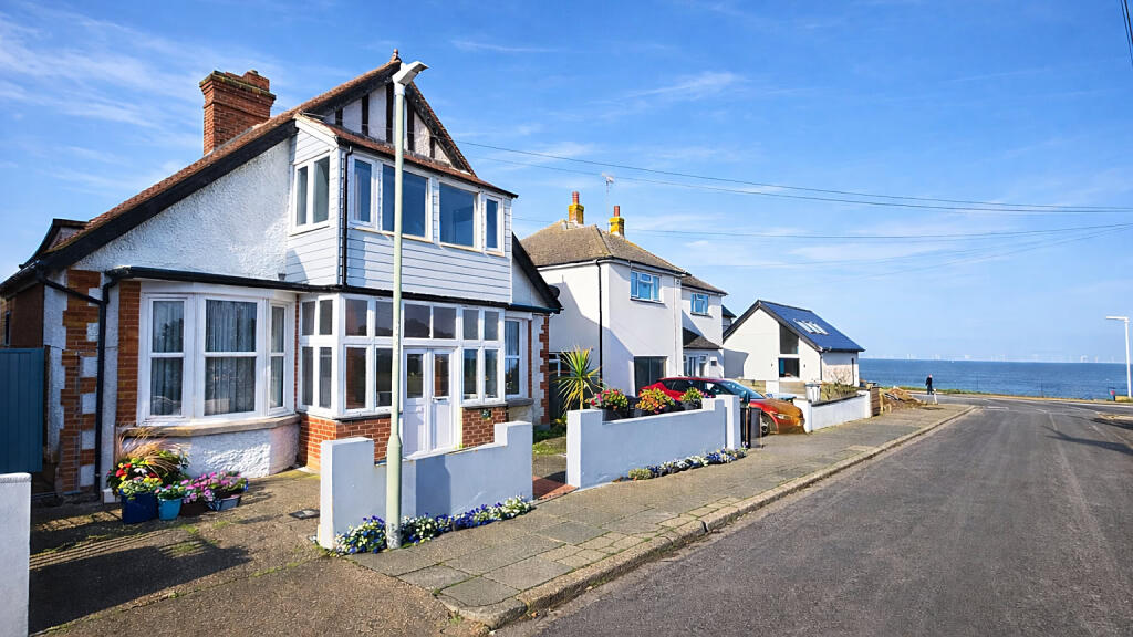 2-bed flat on Selsea Avenue, Herne Bay, CT6 8SE, £215,000