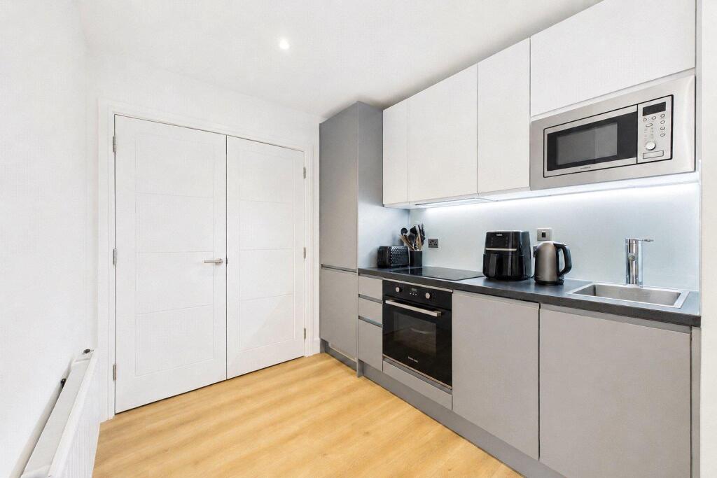 Apartment in Redhill - View 5