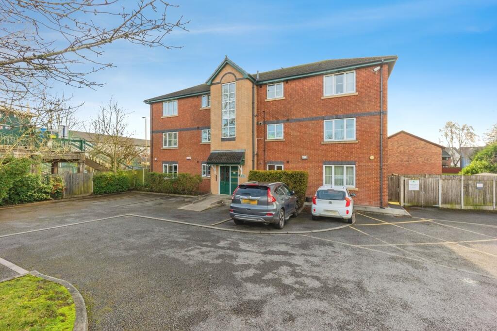 2 bedroom flat for sale in Station Road, Handforth, Wilmslow, SK9