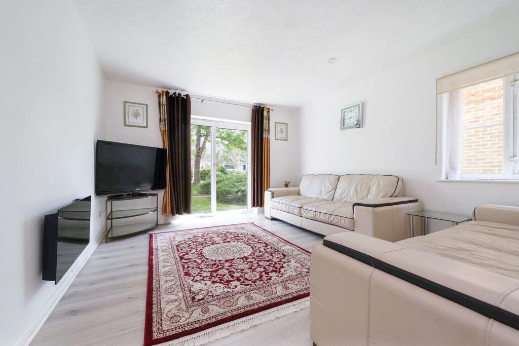 Apartment in Crawley, Maidenbower, Worth - View 3