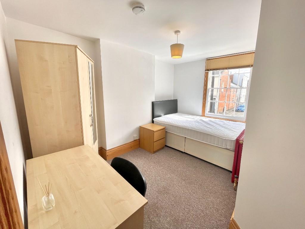 6 bedroom semi-detached house for rent
