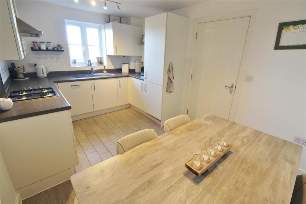 4 bedroom semi-detached house for sale in Balmoral Drive, Grantham, NG31 - View 2