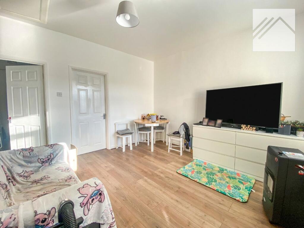Apartment in Southend-on-Sea, Westcliff-on-Sea - View 2