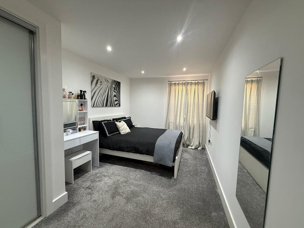 Apartment in Redhill - More