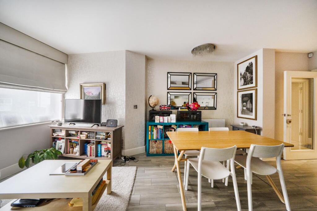 Apartment in Windsor - View 2