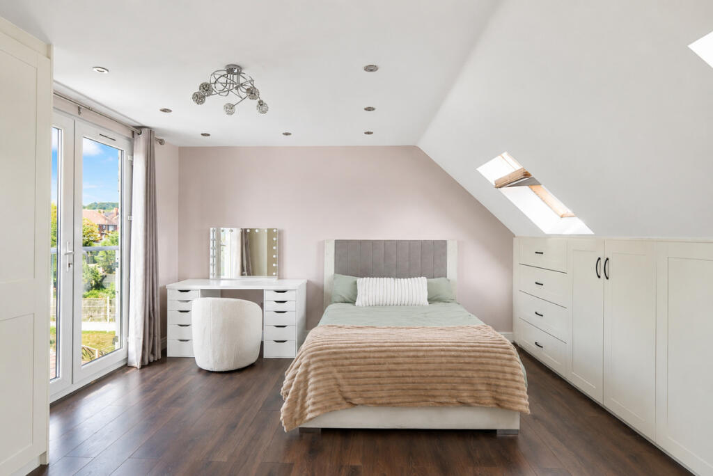 House in London, Collier Row - View 3
