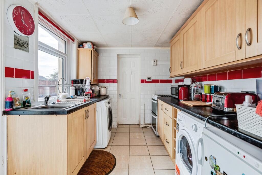 Cricklade Road, Swindon, Wiltshire, SN2 photo 3