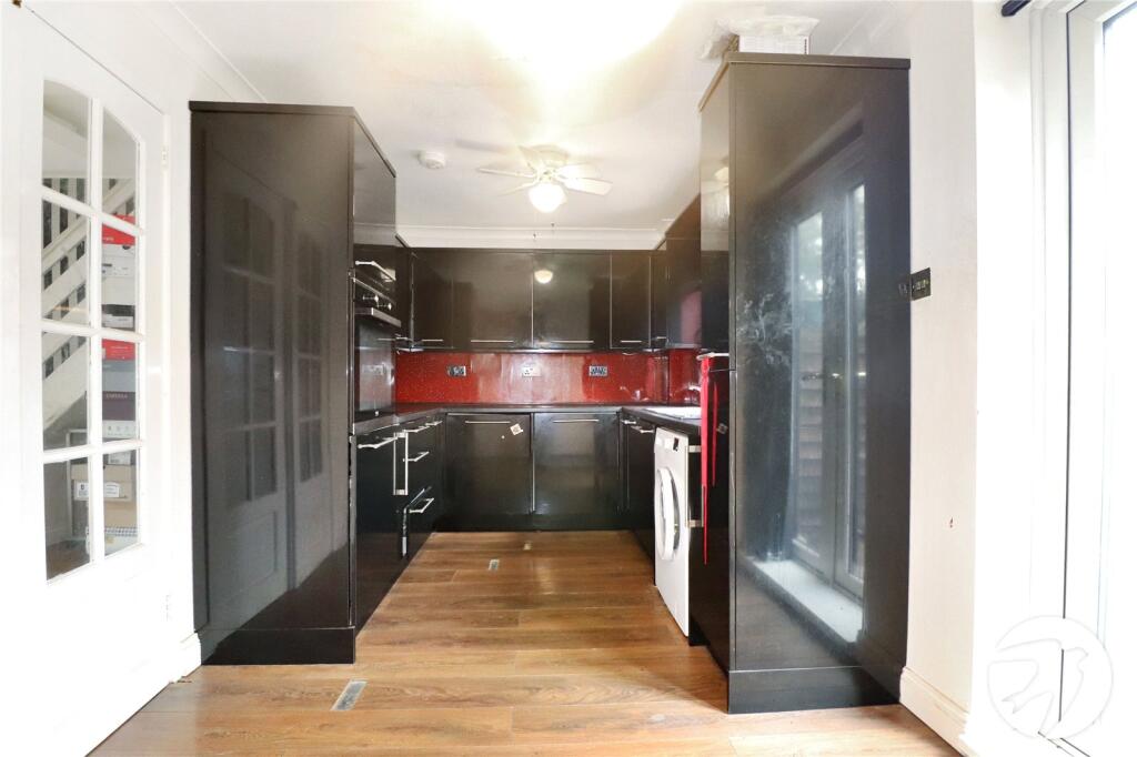 Courtland Grove, London, SE28 photo 4