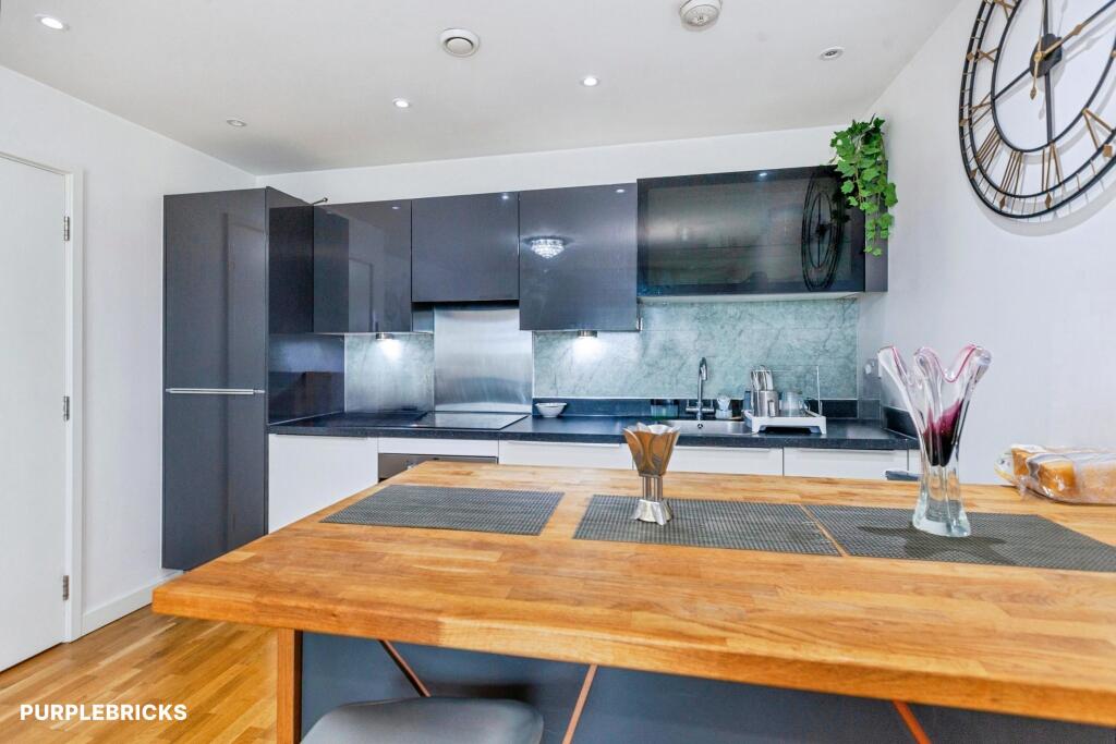 Apartment in West Drayton, Stockley Est. - More
