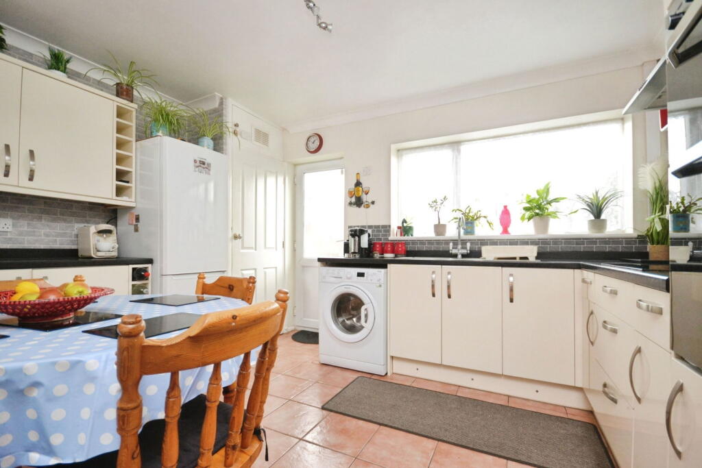 Laburnum Grove, Bognor Regis, PO22 9HT photo 2