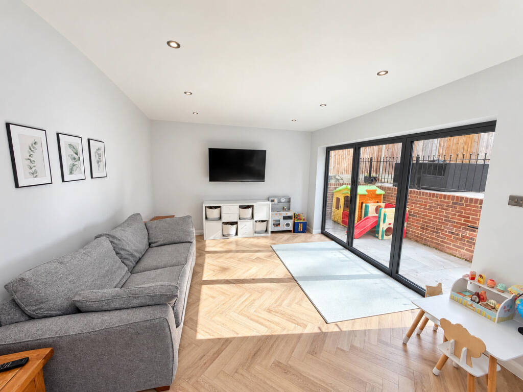 House in East Grinstead, North End - More