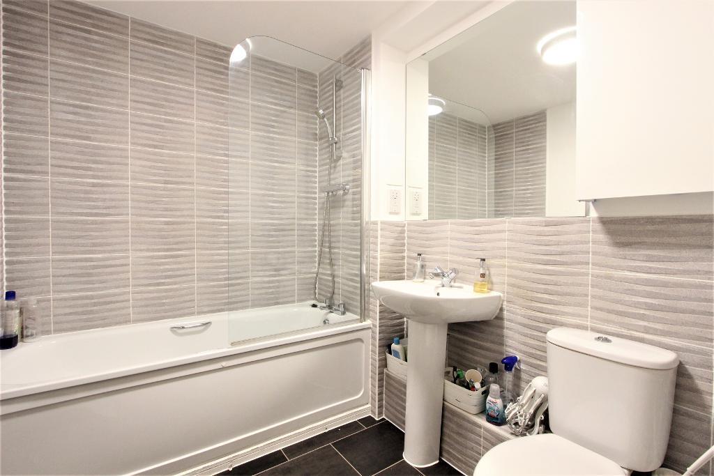 Apartment in Romford - More