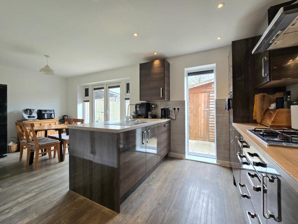 Crestwood Close, Northampton, NN3 8NR photo 2