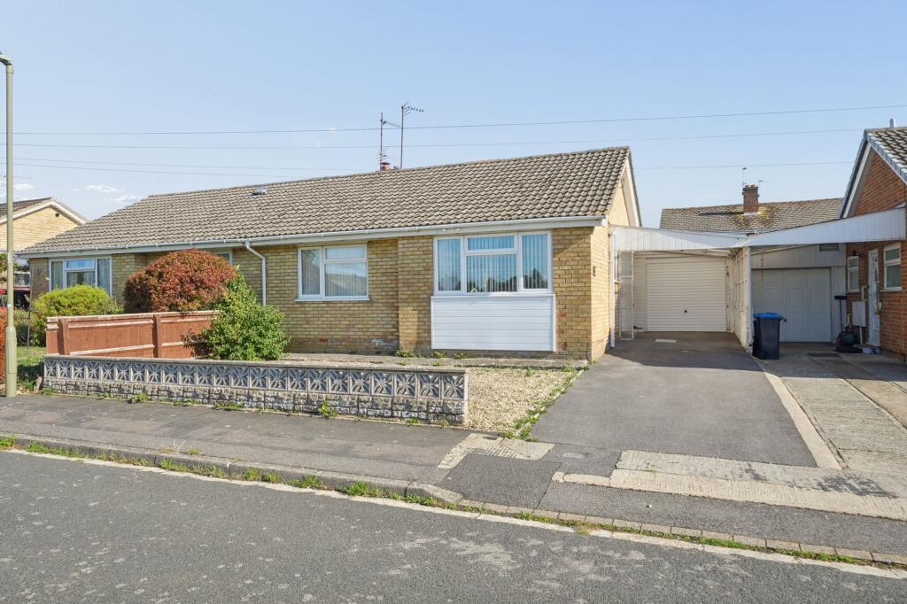 3-bed semi-detached on Blenheim Drive, Witney, OX28, £350,000