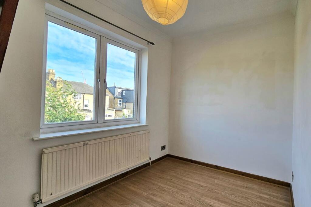 Apartment in Ilford - More