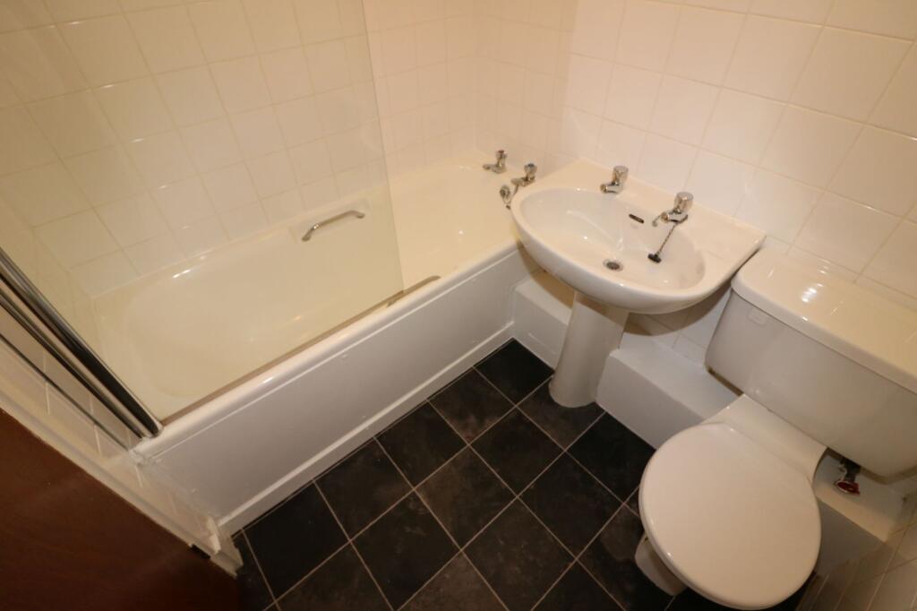 Apartment in Paisley, Renfrewshire - More