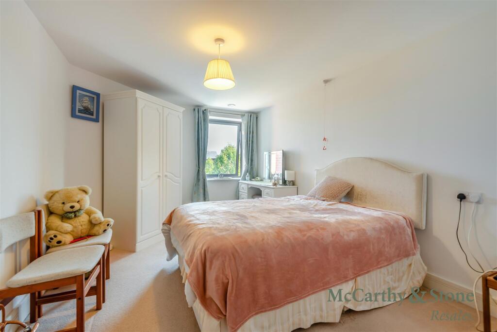 Apartment in Mid Sussex, World's End, Burgess Hill - View 5