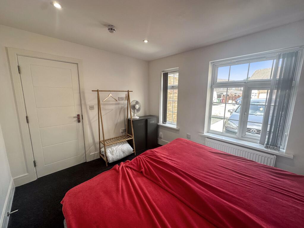 House in Slough - View 4