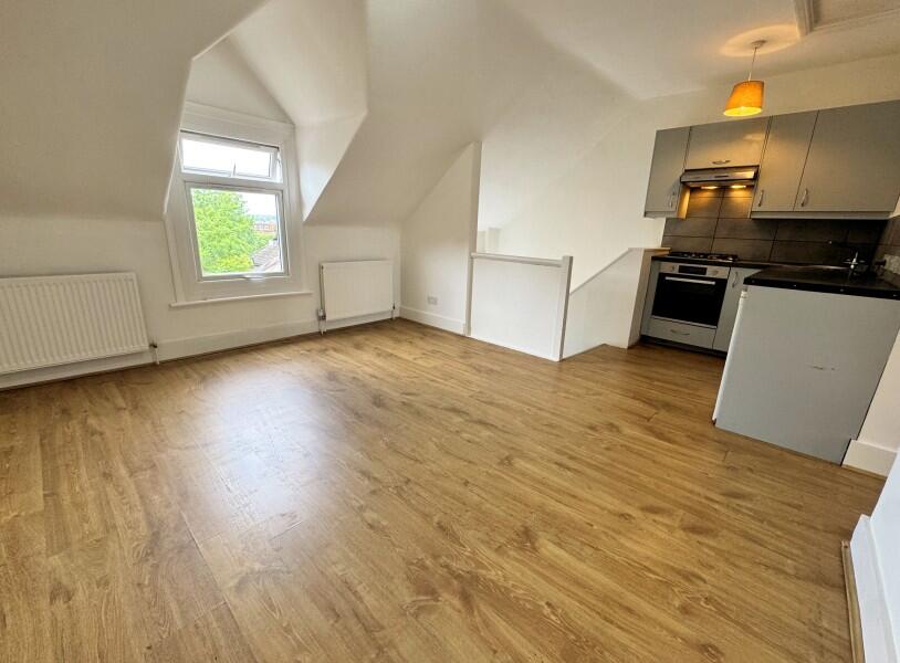 Apartment in London, Fallow Corner - View 2