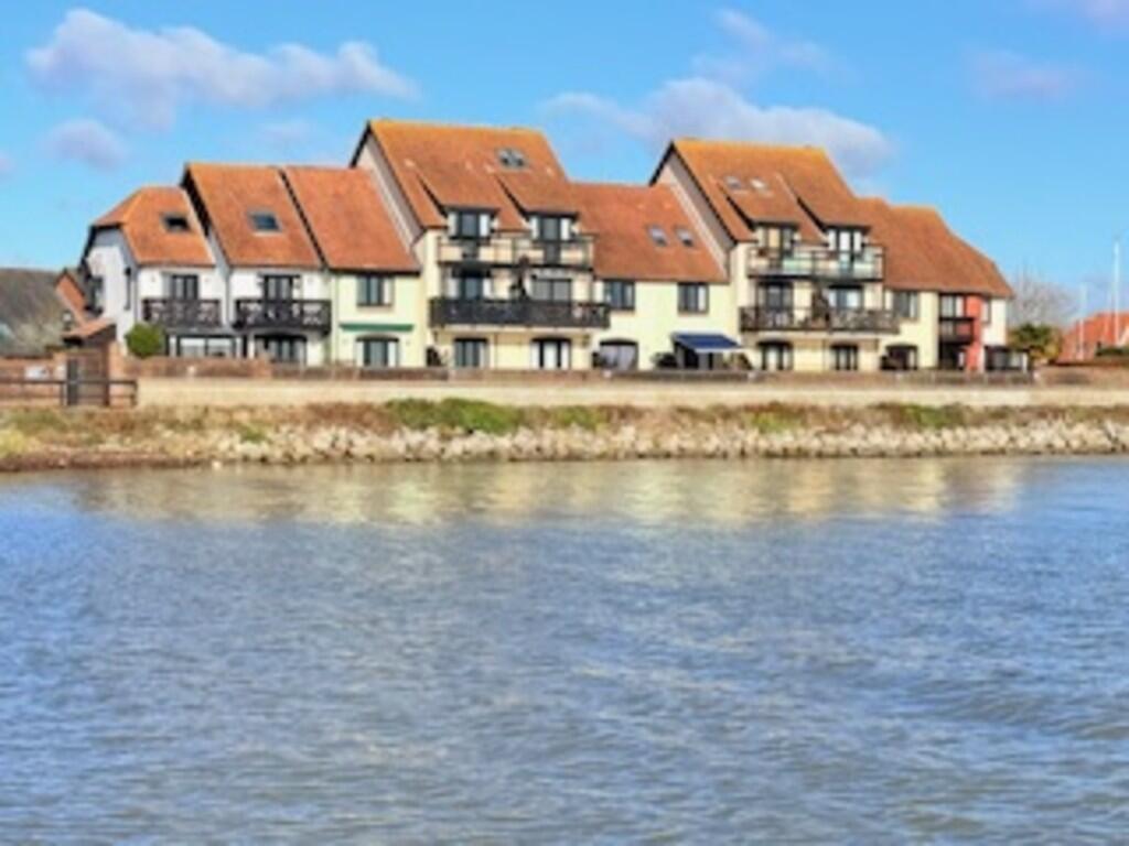 2-bed maisonette on Shamrock Way, Hythe, Southampton, £445,000