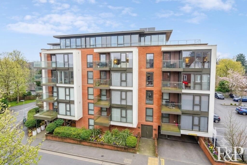2-bed flat on Station Road, Gerrards Cross, £549,000