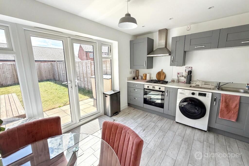 House in Nuneaton and Bedworth, Warwickshire - More