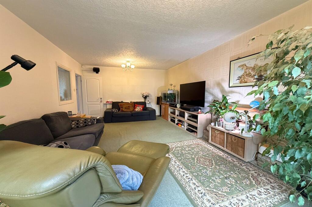 Coppice Avenue, Sale, M33 photo 4
