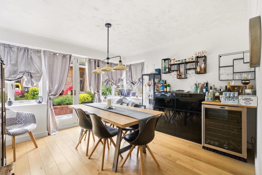 House in Dunstable, Central Bedfordshire - More