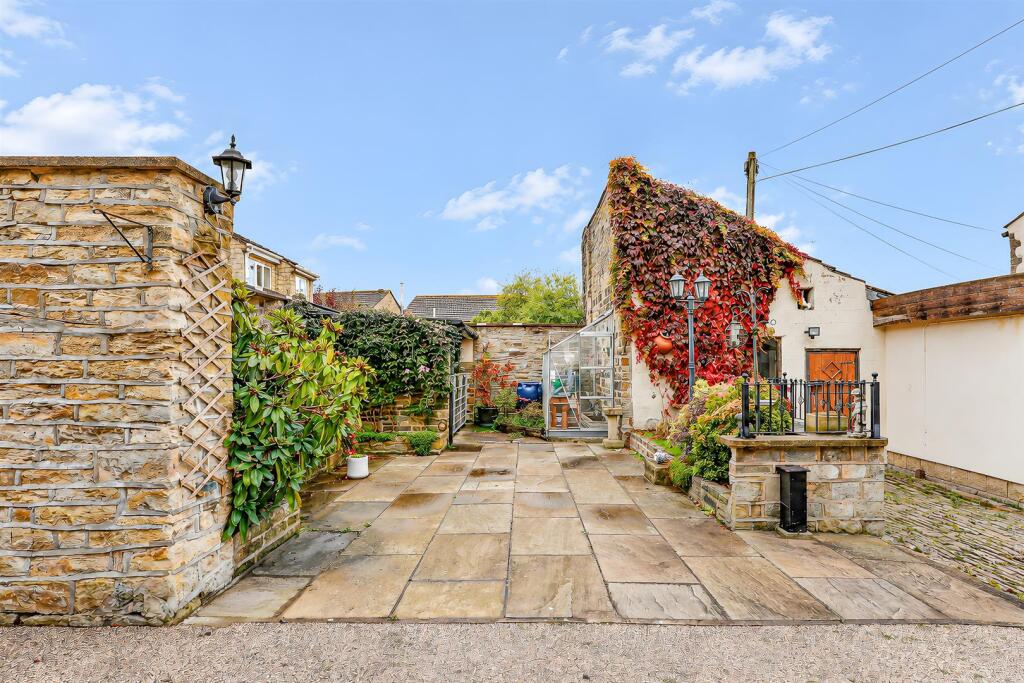 House in Huddersfield - View 5